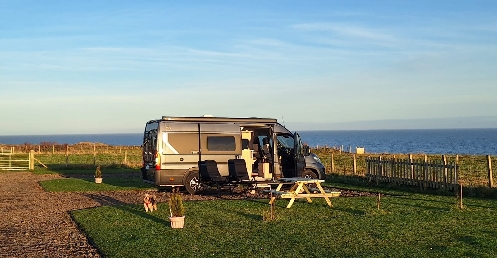 Van auf Campingplatz am Meer